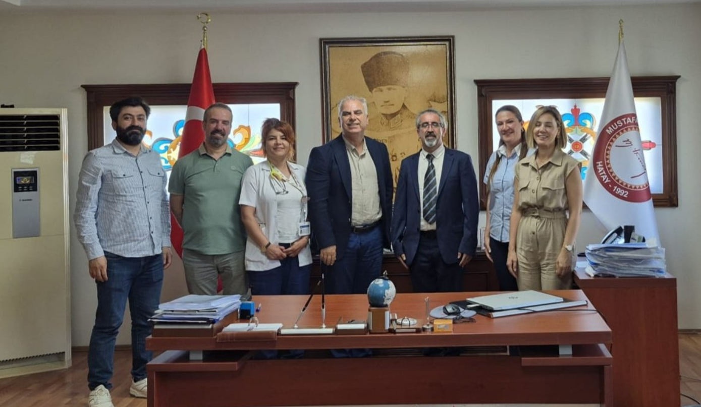 HMKÜ Tıp Fakültesi Dekanı Sayın Prof.Dr. Cahit ÖZER'i makamında ziyaret ettik.