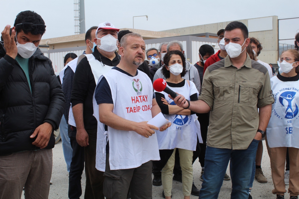 Samandağ’da Hekimlerden/Sağlık Emekçilerinden Yaşam Nöbetinde Çağrı: Hastalığın Değil, Sağlığın Yanında Olun!