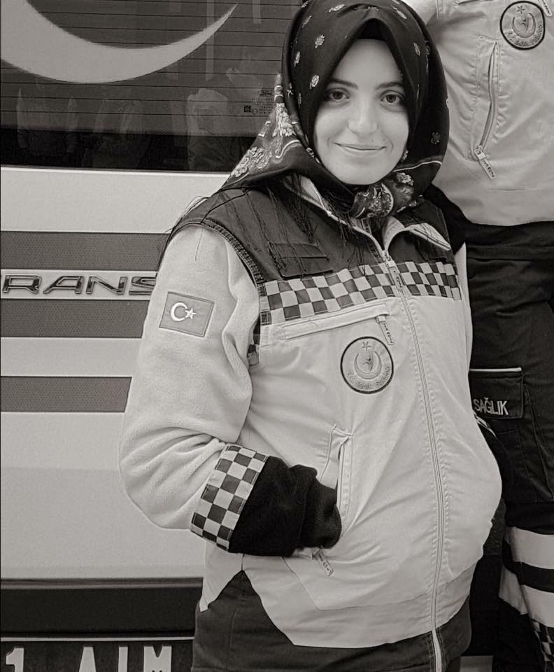 Paramedik Büşra Boyacı, gözyaşlarıyla son yolculuğuna uğurlandı